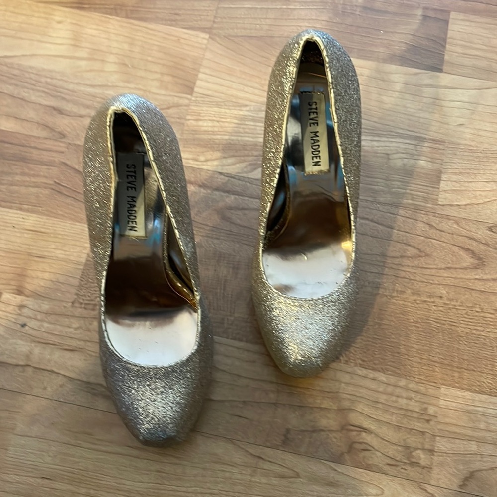 Preowned worn Steve Madden Platform Heels Size 5 Color Gold no box